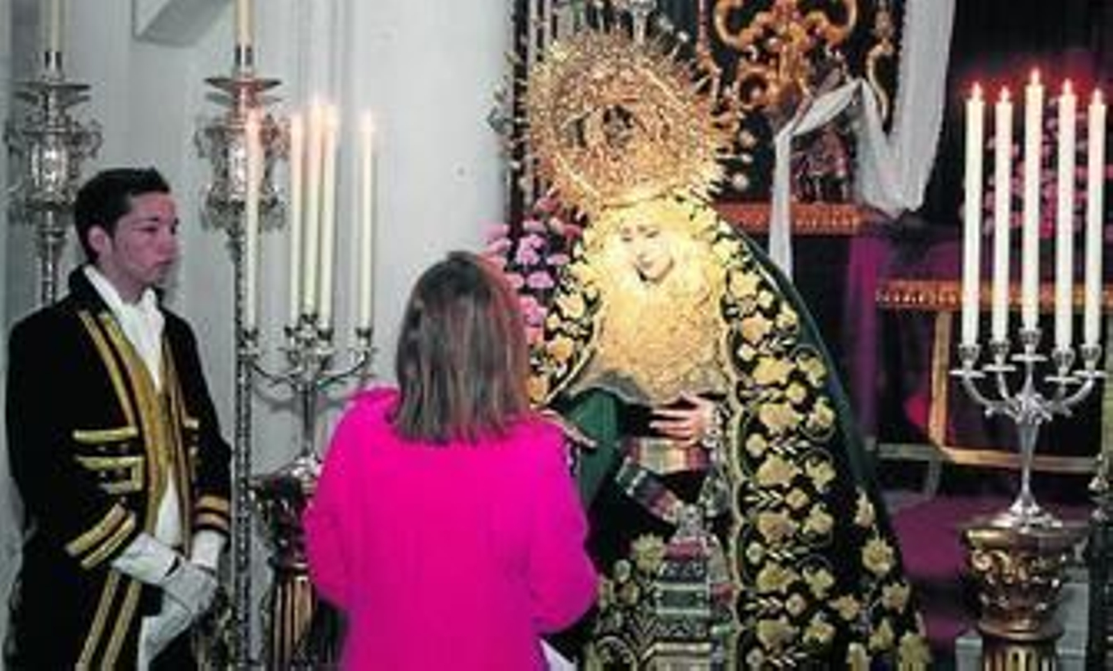La Virgen de los Dolores, en uno de sus besamanos.