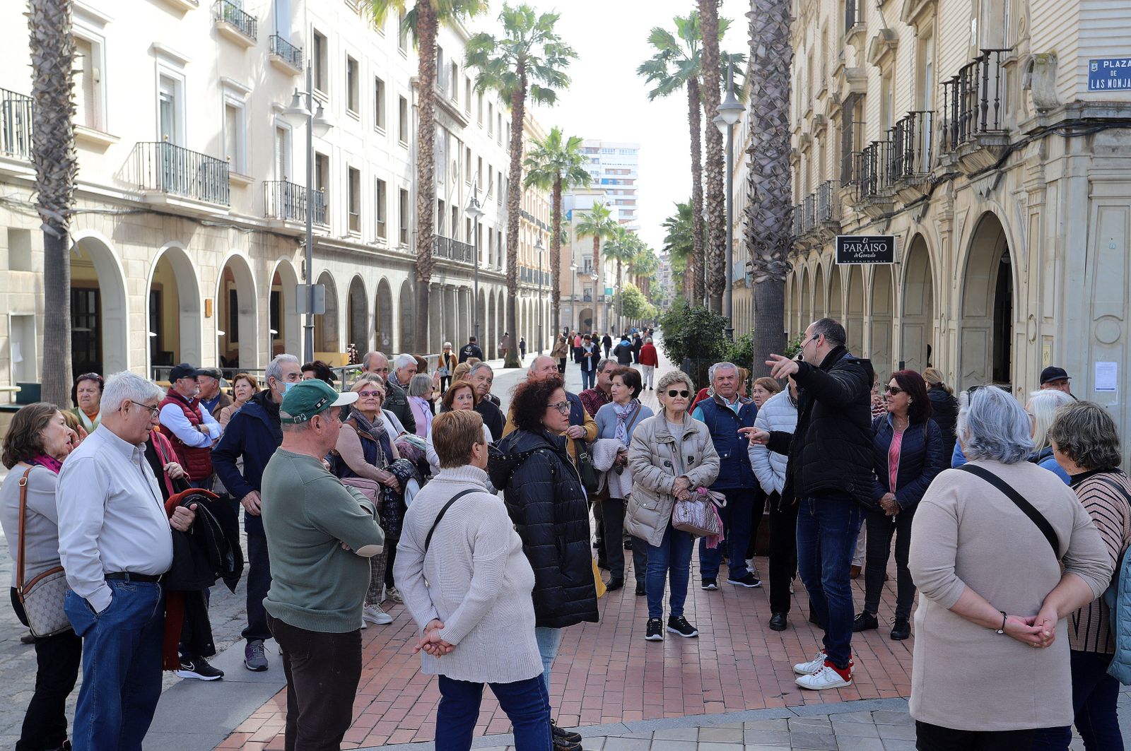 Imágenes del ambiente en la mañana de carnaval en Huelva