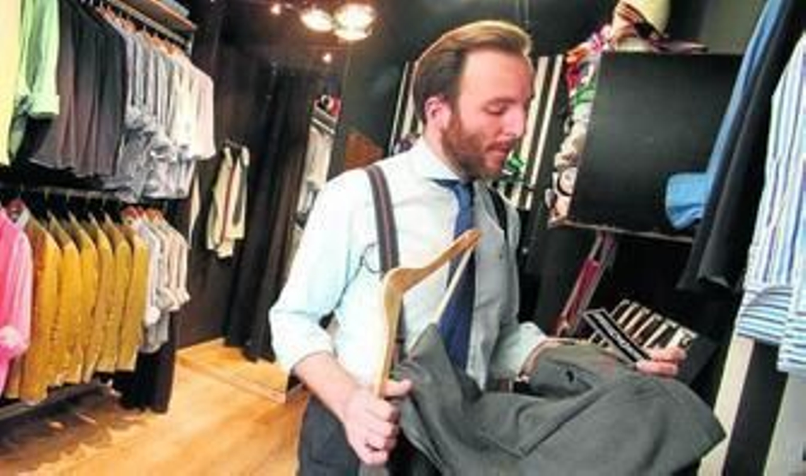 1. Ezequiel Díaz Ramos y Manuel Egea Romero han puesto en marcha la firma Single Bow. 2. Detalle de la tienda que tienen en el número 2 de la calle Zaragoza.