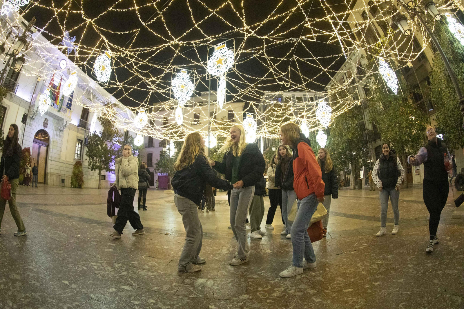 Granada enciende su Navidad: así lucen las calles