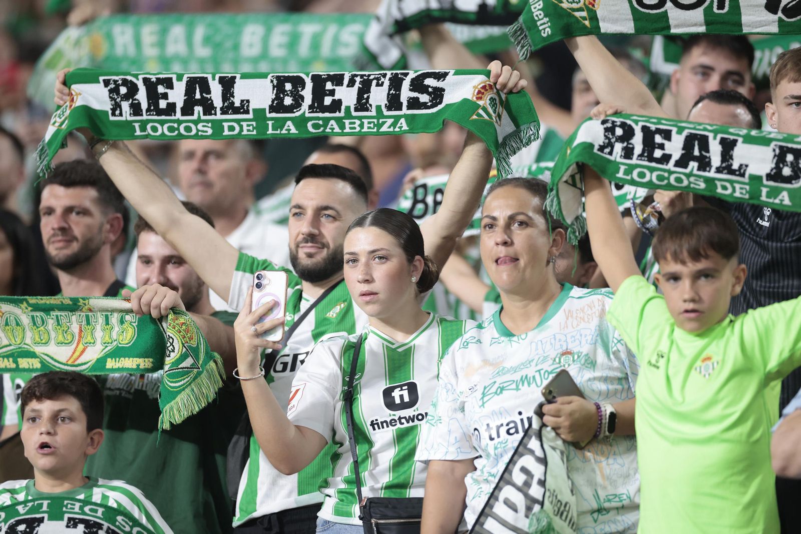 Búscate en las fotos del Betis - Nottingham Forest