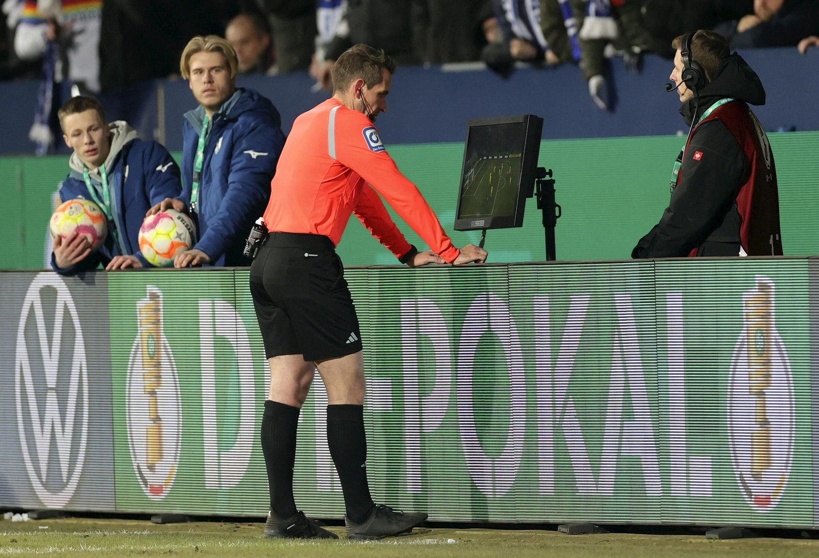 Un árbitro revisa una jugada en el monitor.
