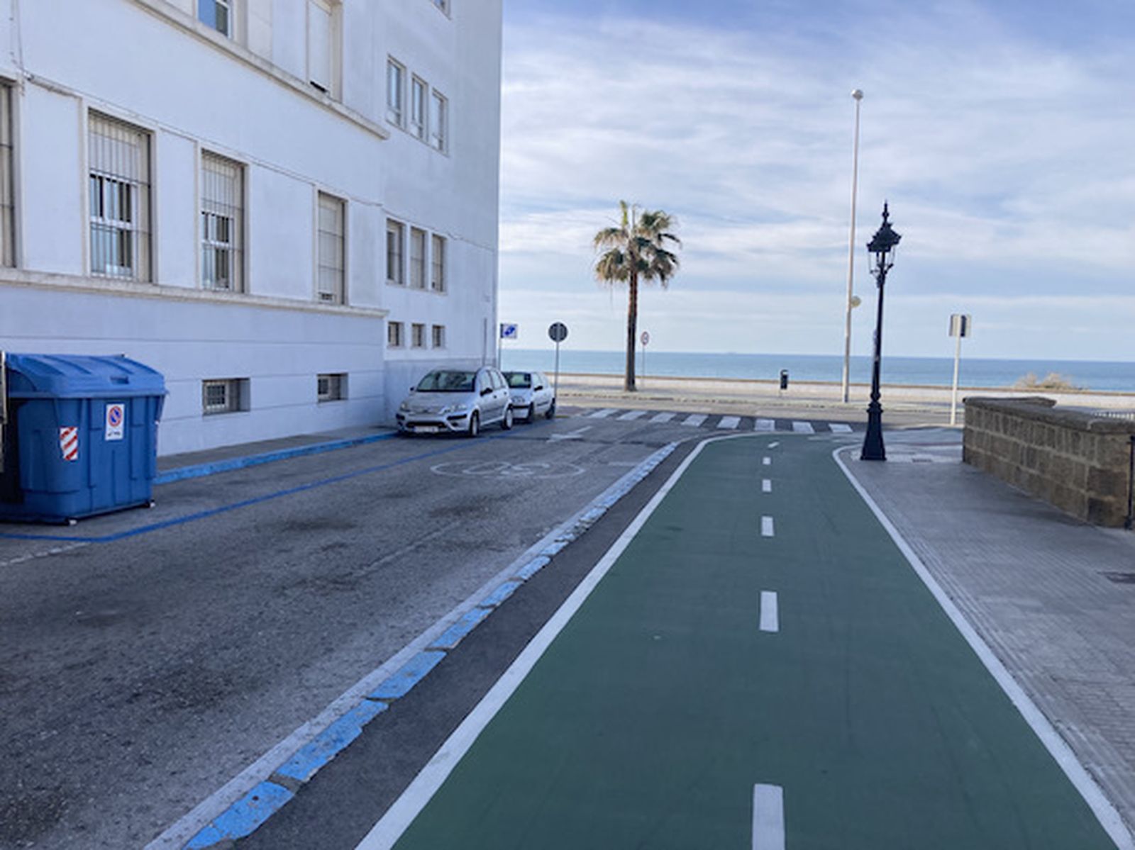 Así son los complicados accesos a los colegios de Cádiz