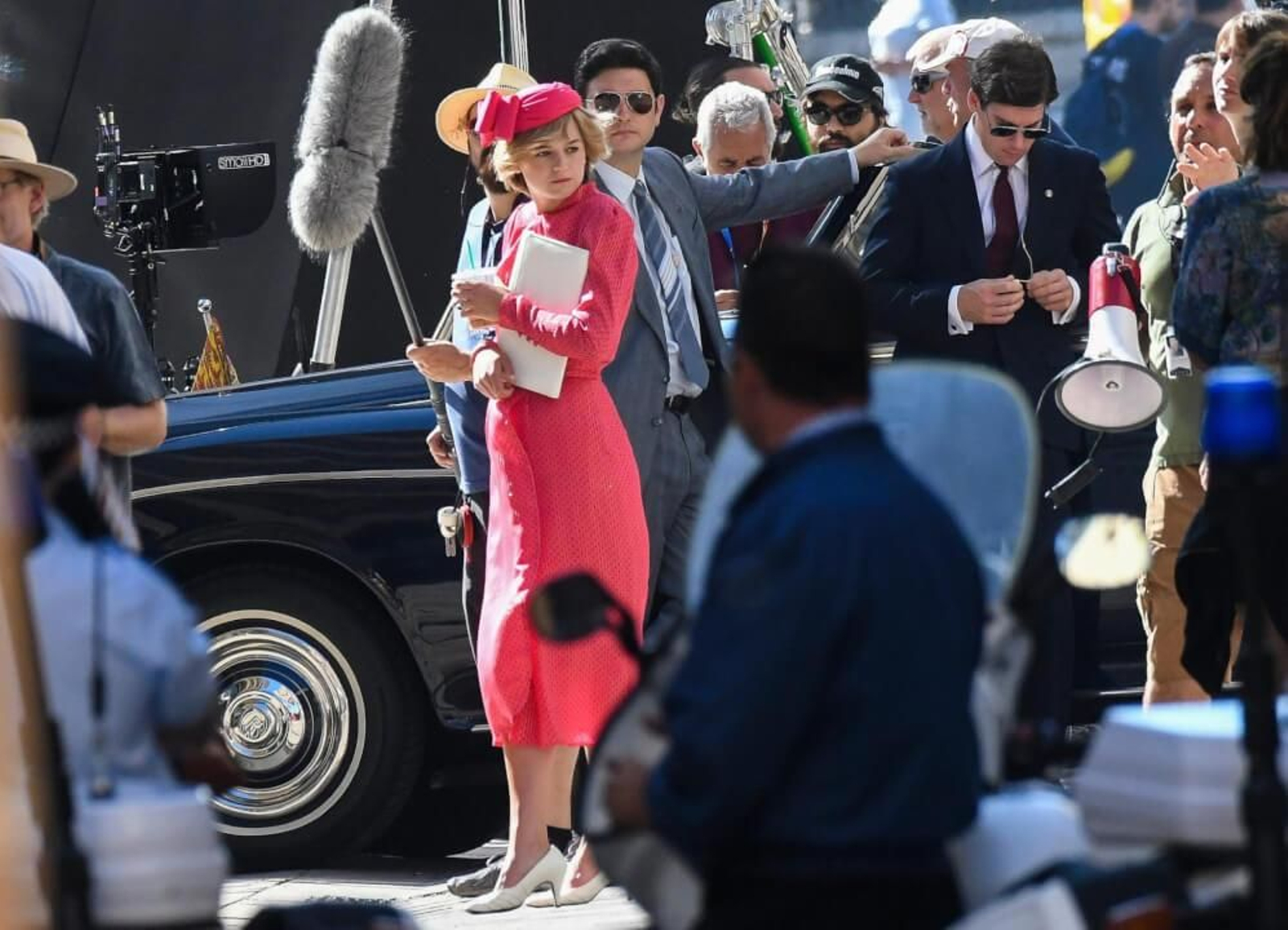 Emma Corrin (como Lady Di), rodeada de prensa en una secuencia de lo nuevo de 'The Crown'.