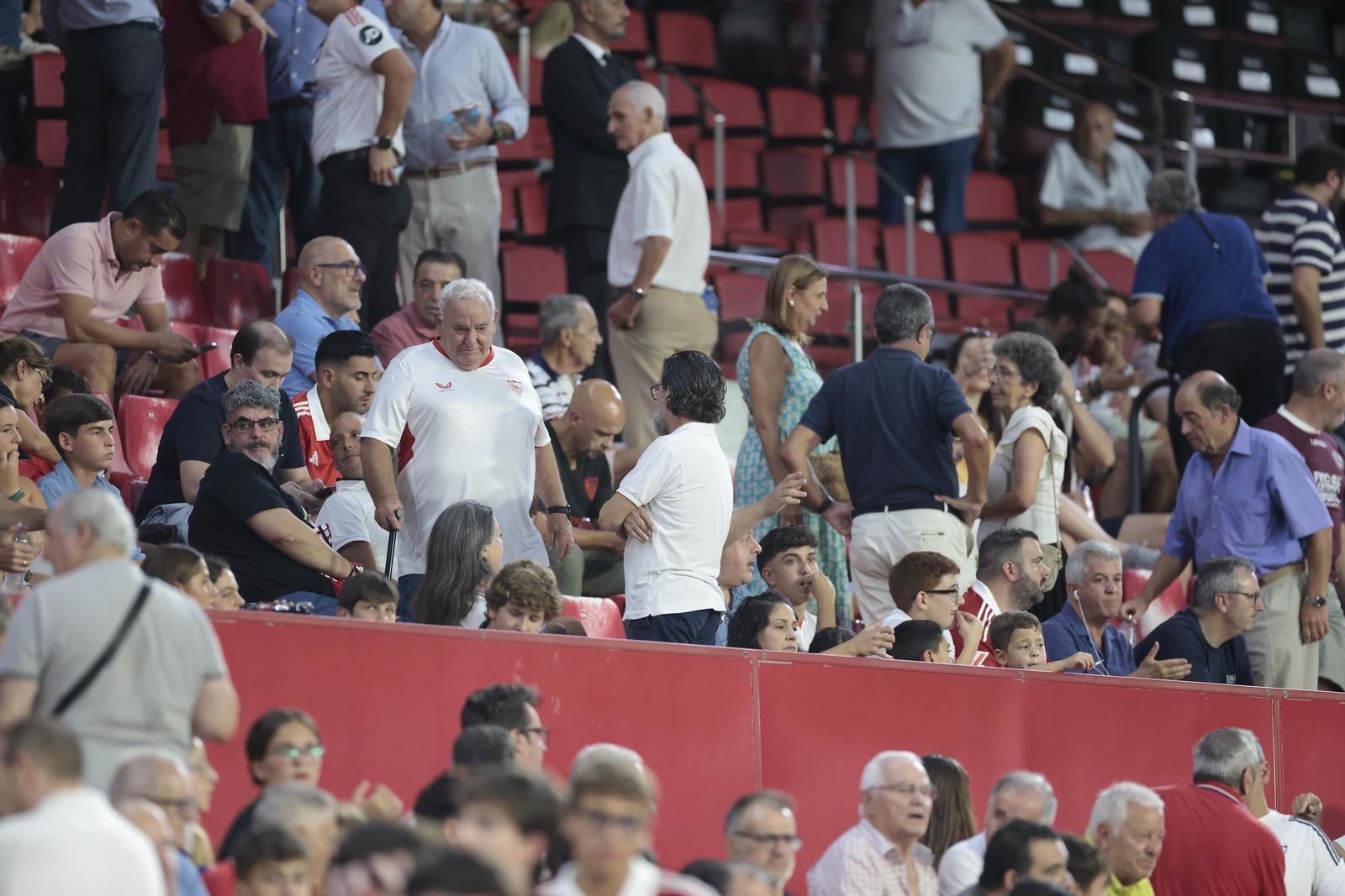 Búscate en las fotos del Sevilla - Elche