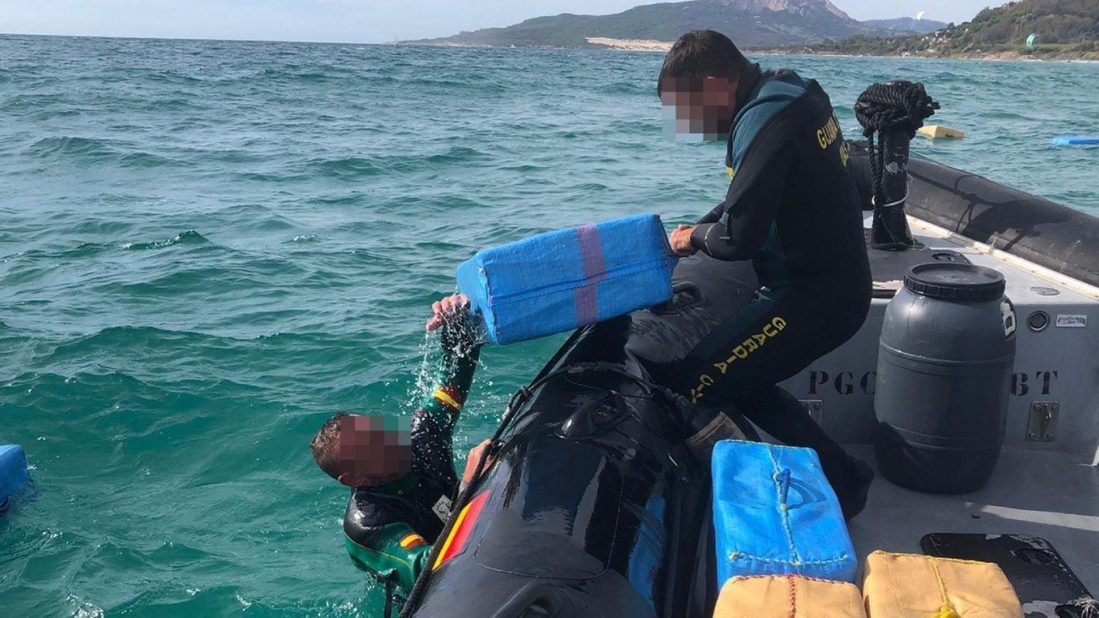 La Guardia Civil recoge los fardos de hachís en Tarifa.