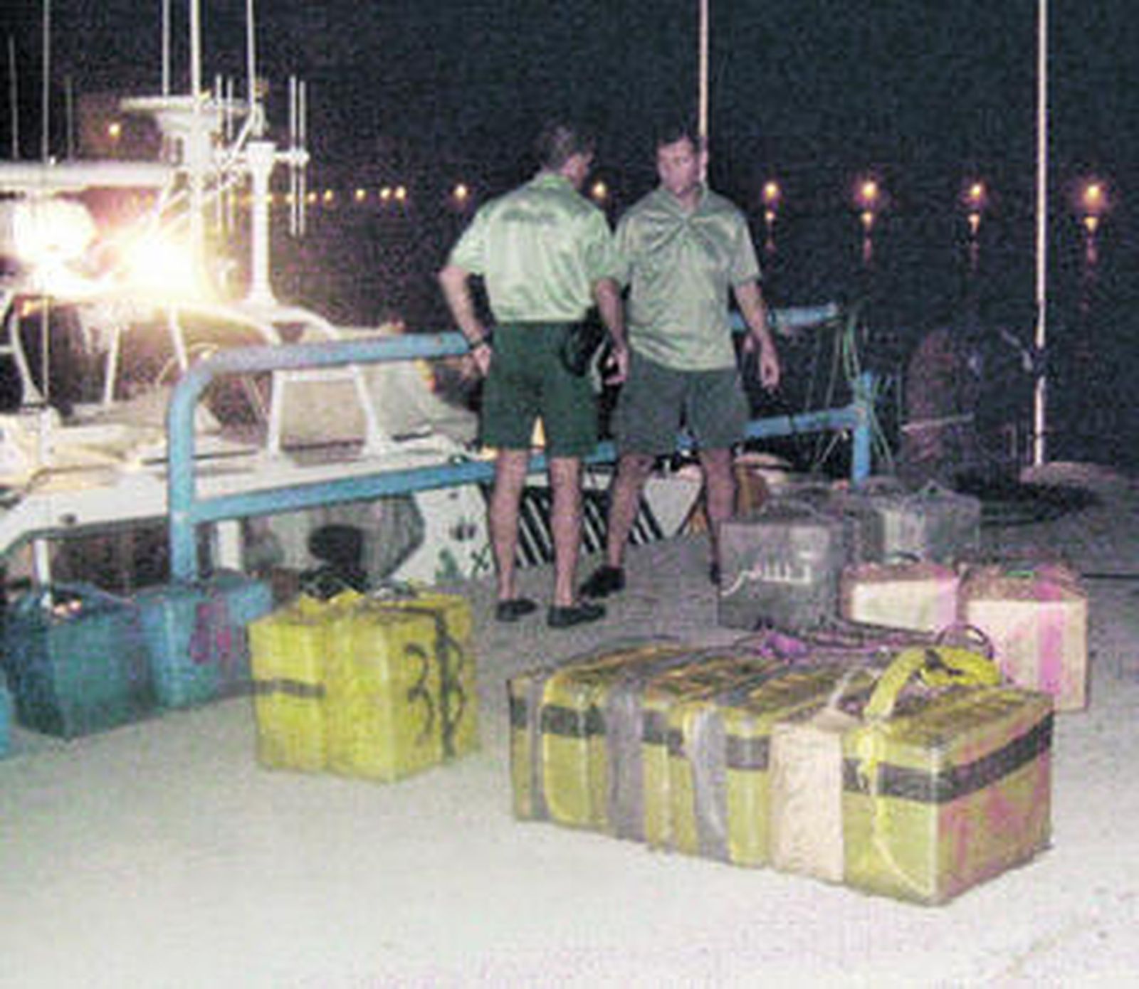 El servicio marítimo de la Guardia Civil ha detenido a los traficantes a cuatro millas de la Rábita.