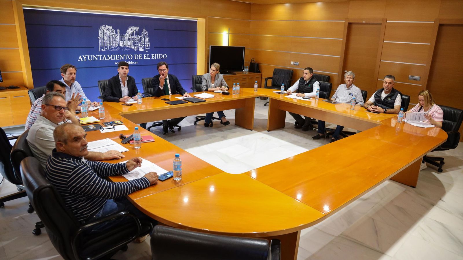 El equipo de Gobierno ejidense y asociaciones agrarias del municipio, reunidas este lunes.