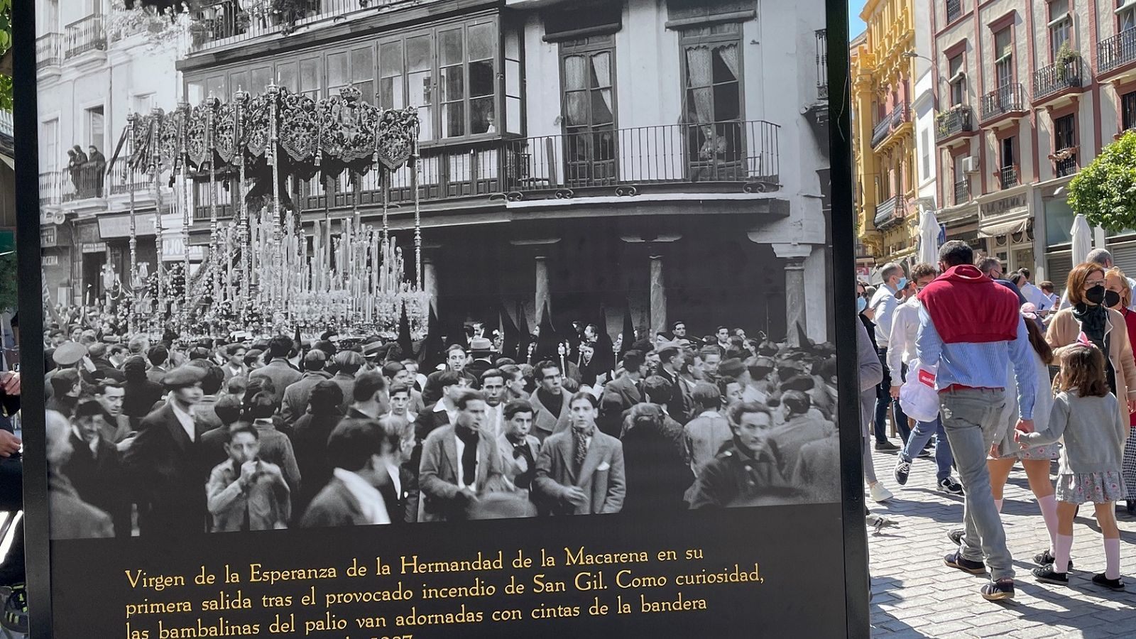 Una de las fotos del Salvador muestra al palio de la Virgen de la Esperanza en su primera salida tras el incendio intencionado de San Gil.