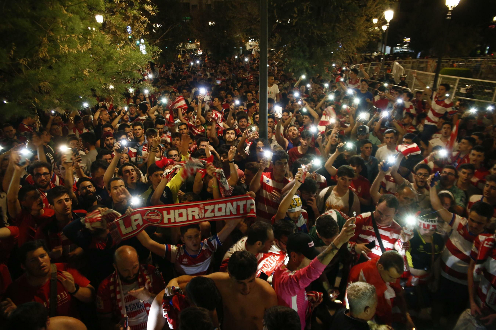 Las mejores imágenes de cómo Granada celebró el ascenso en la Fuente de las Batallas