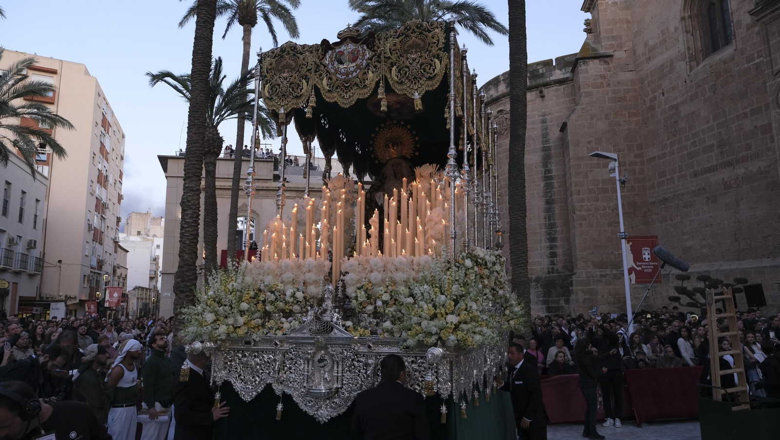 Estudiantes en la Semana Santa de Almería 2025