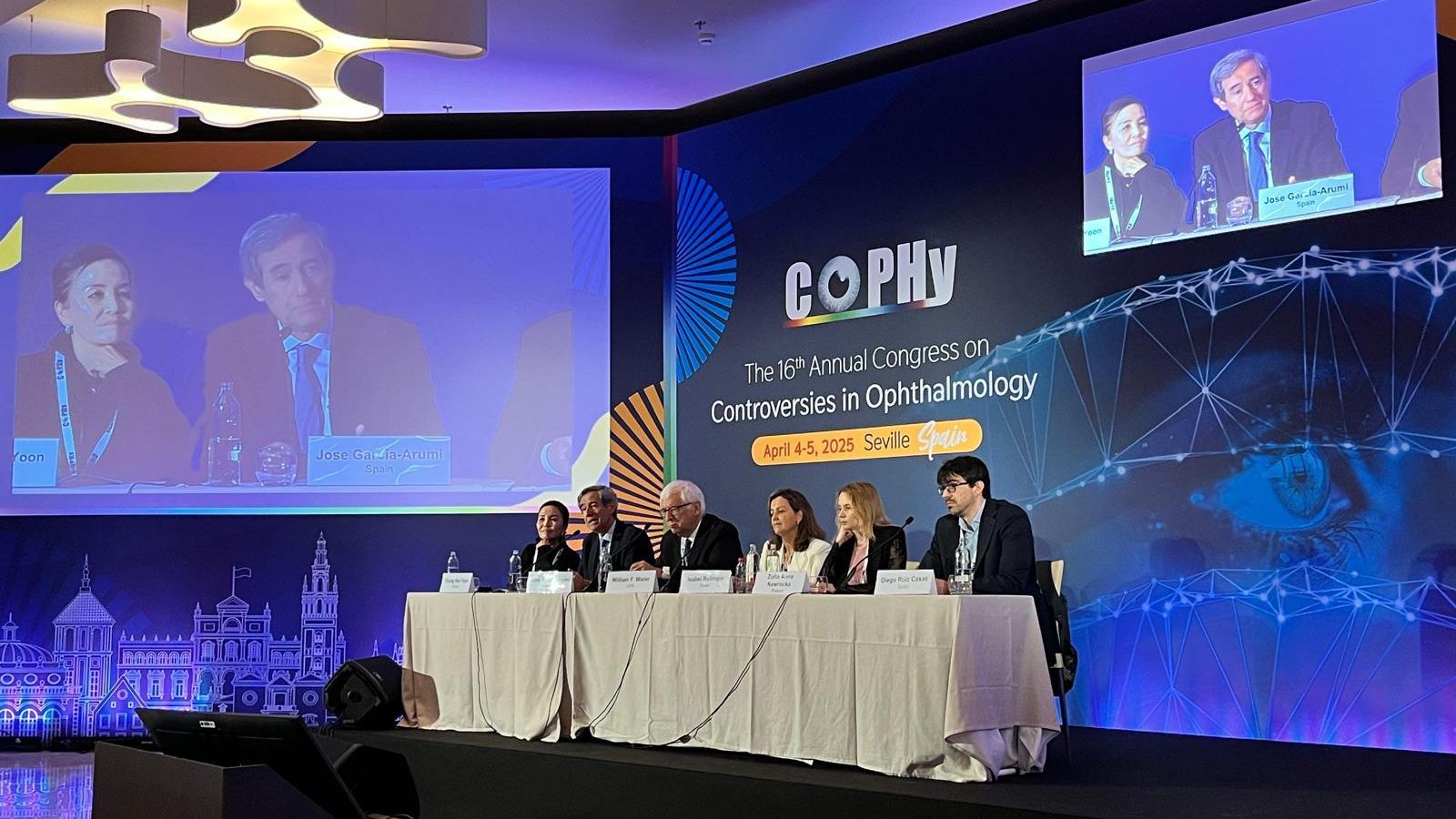 La doctora Relimpio, de blanco en la mesa, durante su intervención en el congreso.