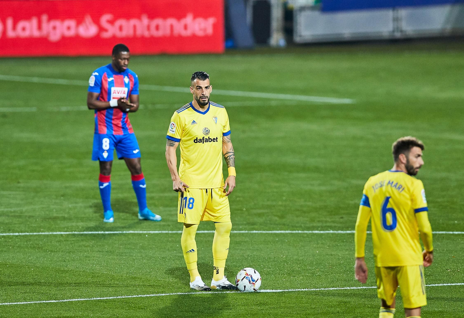 Negredo se dispone a sacar de centro en presencia de José Mari y Diop.