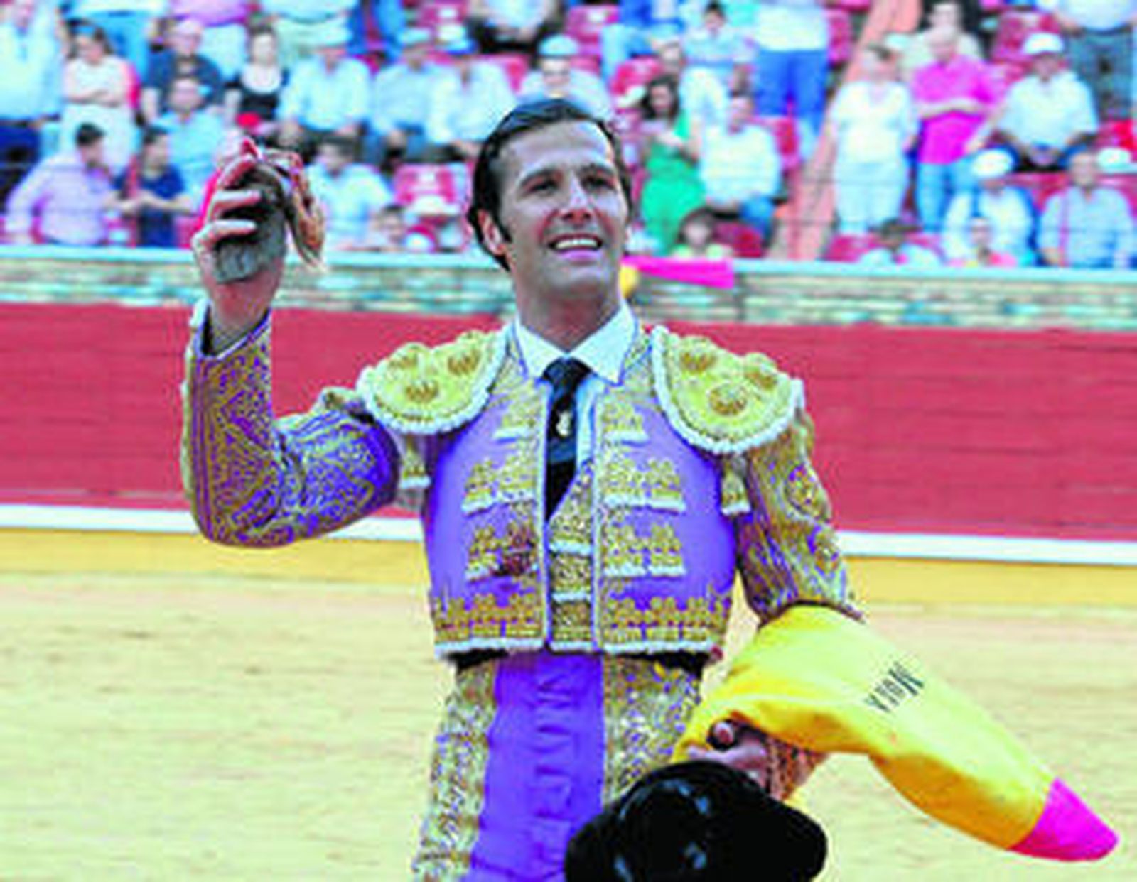 David Mora da una vuelta al ruedo tras la consecución de la única oreja de la tarde.