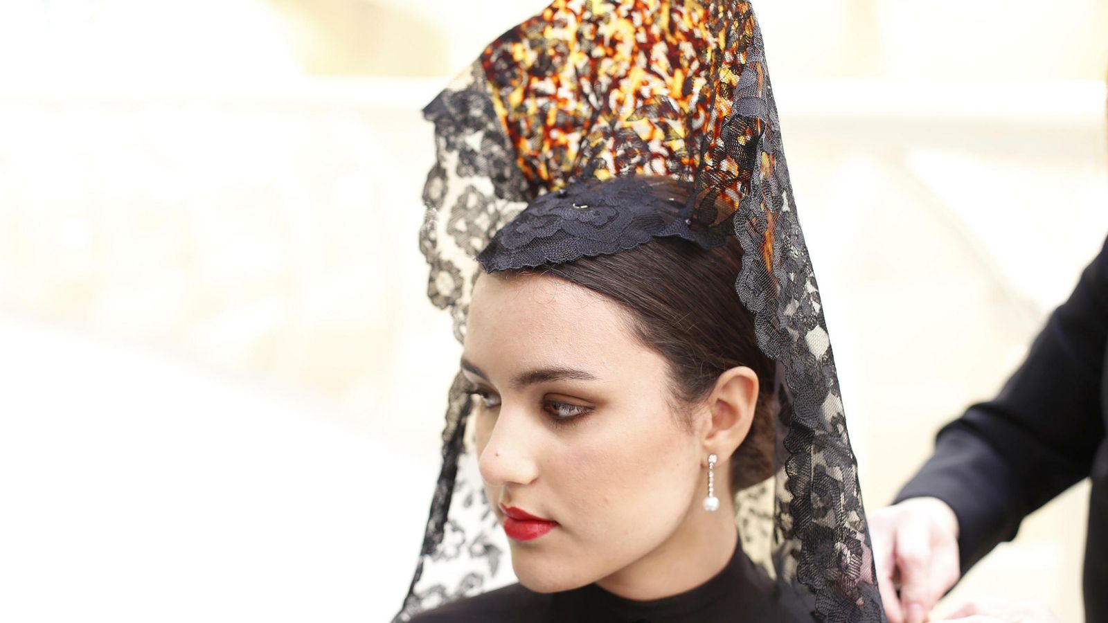 Modelo colocándose la mantilla antes del desfile de Qlamenco. Peina y complementos de Juan Foronda.