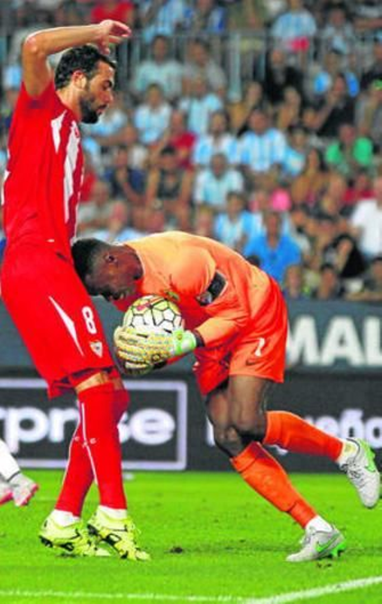 Kameni choca fortuitamente con Iborra.