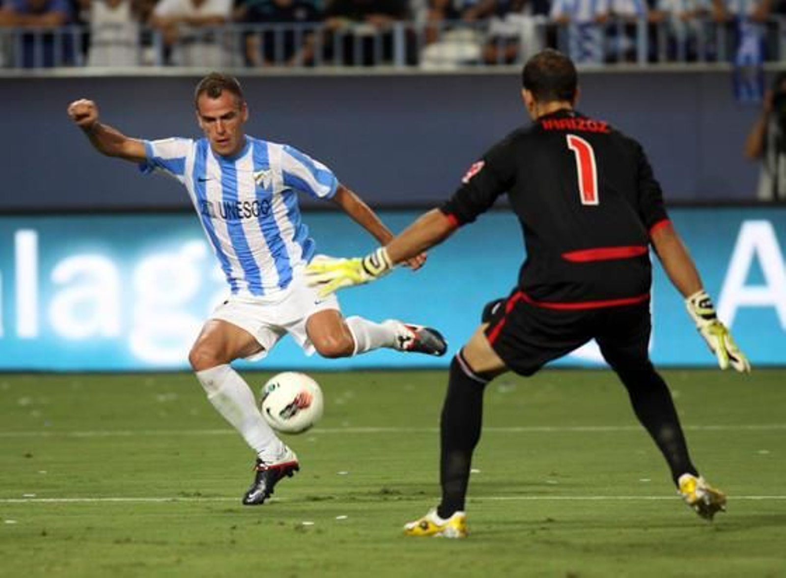 El Málaga gana su tercer partido consecutivo en Liga gracias a un gol de Cazorla de falta (1-0). / Migue Fernández