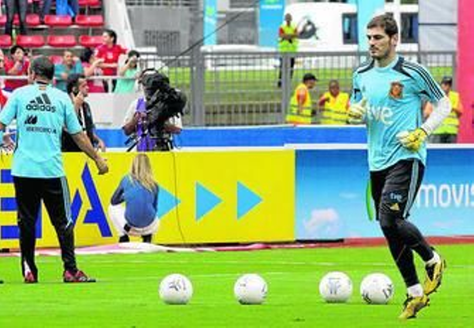 Iker Casillas calienta antes del partido ante Costa Rica.