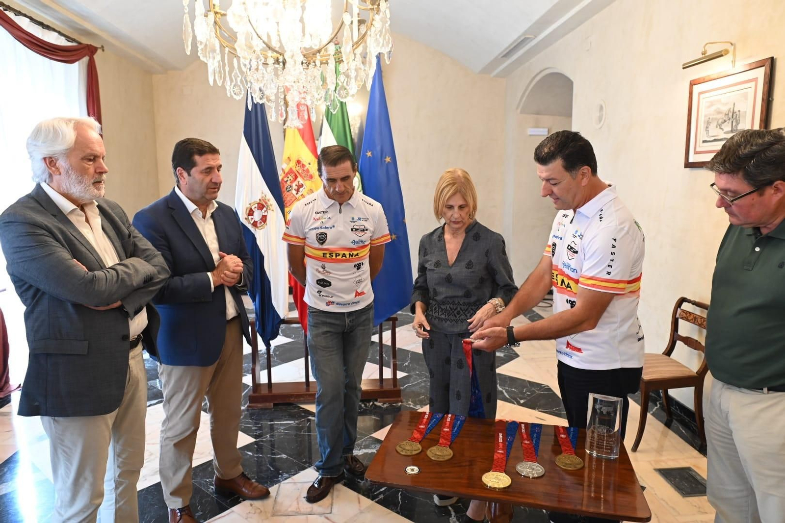La alcaldesa ha recibido a los dos deportistas jerezanos.