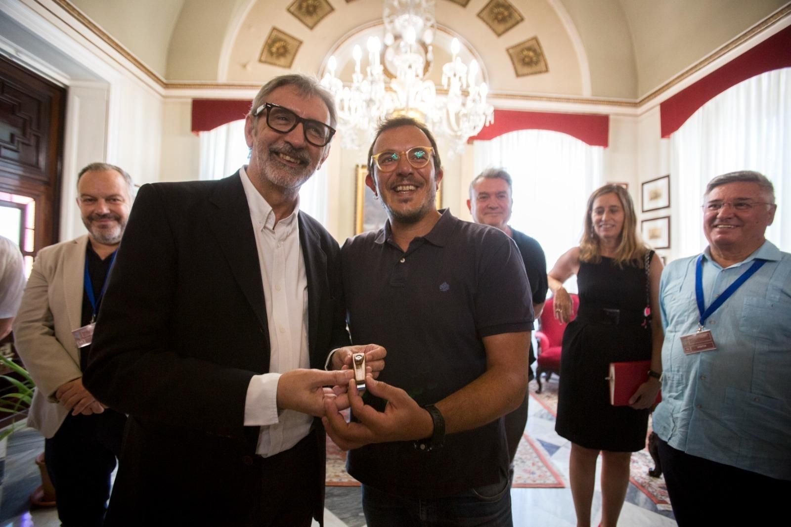 Momento en el que Francisco Piniella entrega 'pendrive' en forma de pito de Carnaval al alcalde José María González.