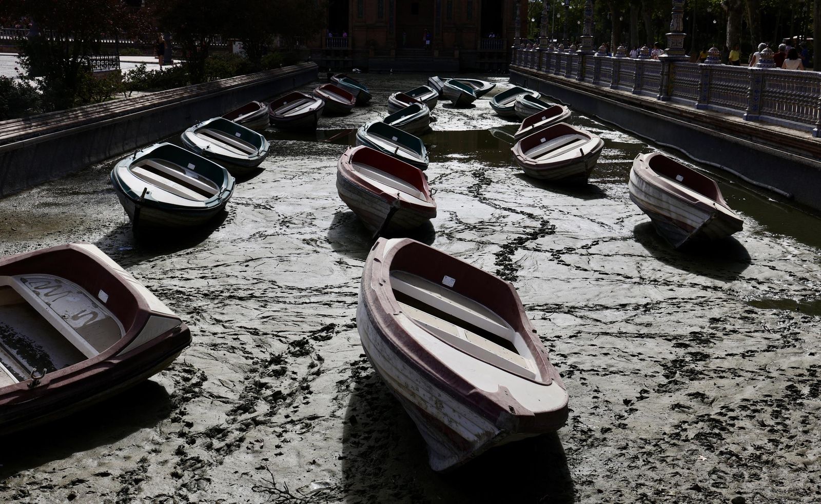 Vaciado de la ría de la Plaza de España para su limpieza y restauración