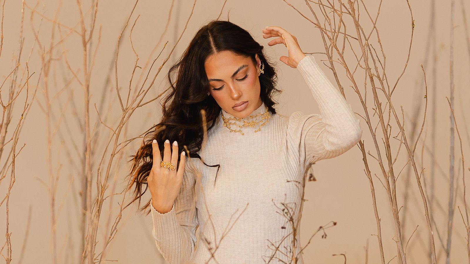 Carmen Morales con choker Ramas, anillo y pendientes trepadores Ramas.