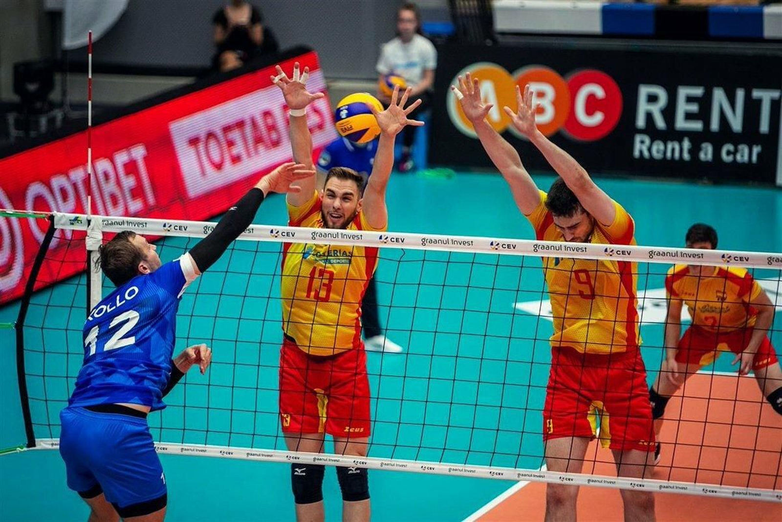 El sanroqueño Andrés Villena (13) bloquea durante un partido con España