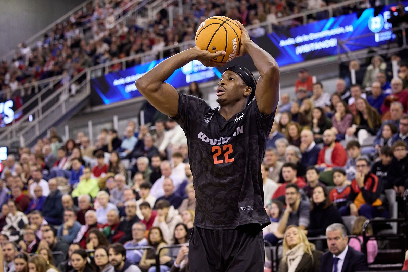 Travis Munnings lanza en un partido en el Palacio de Deportes.