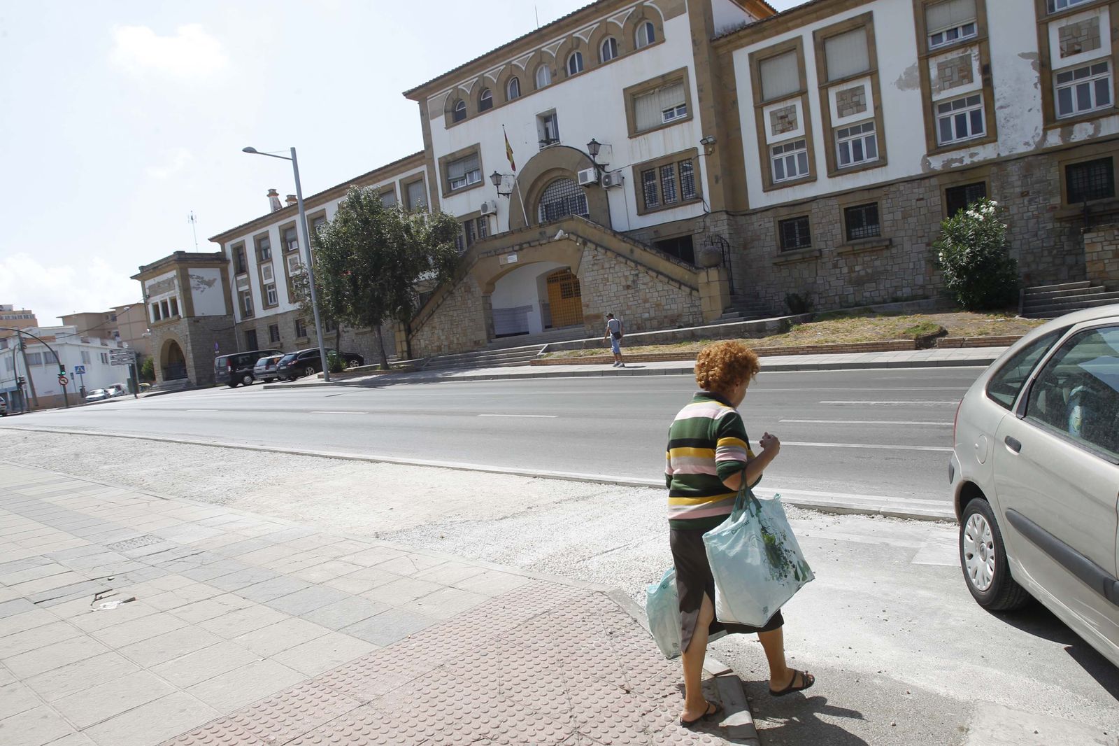 Una mujer pasa frente al CIE de Algeciras en una imagen de archivo.