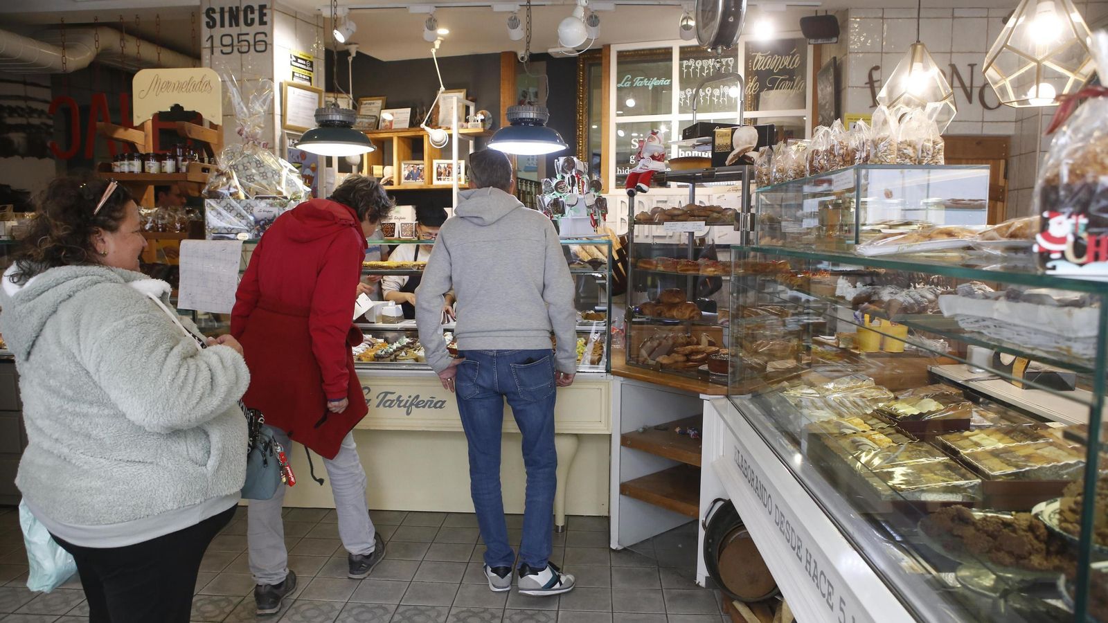 Cola de clientes en la pastelería La Tarifeña, ubicada en la calle Ntra. Sra. de la Luz.