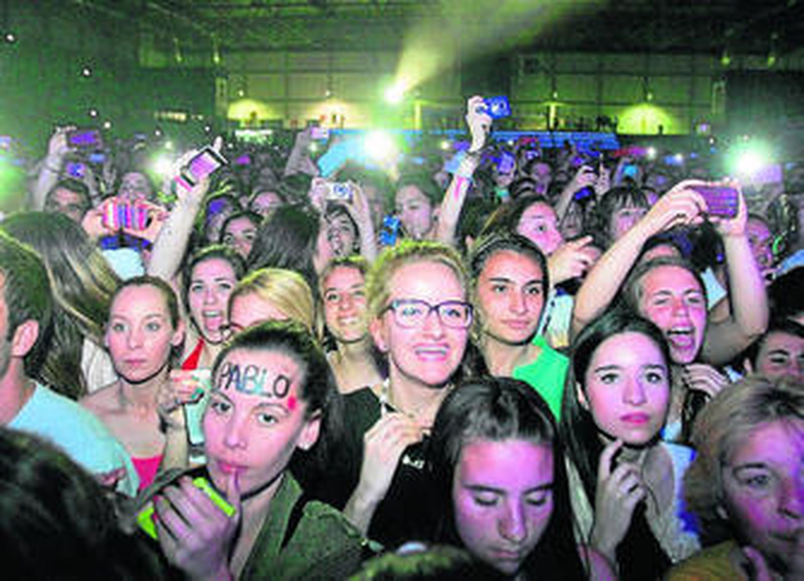 Pablo Alborán reúne a 6.500 personas en Almería con su espectáculo de luz y color
