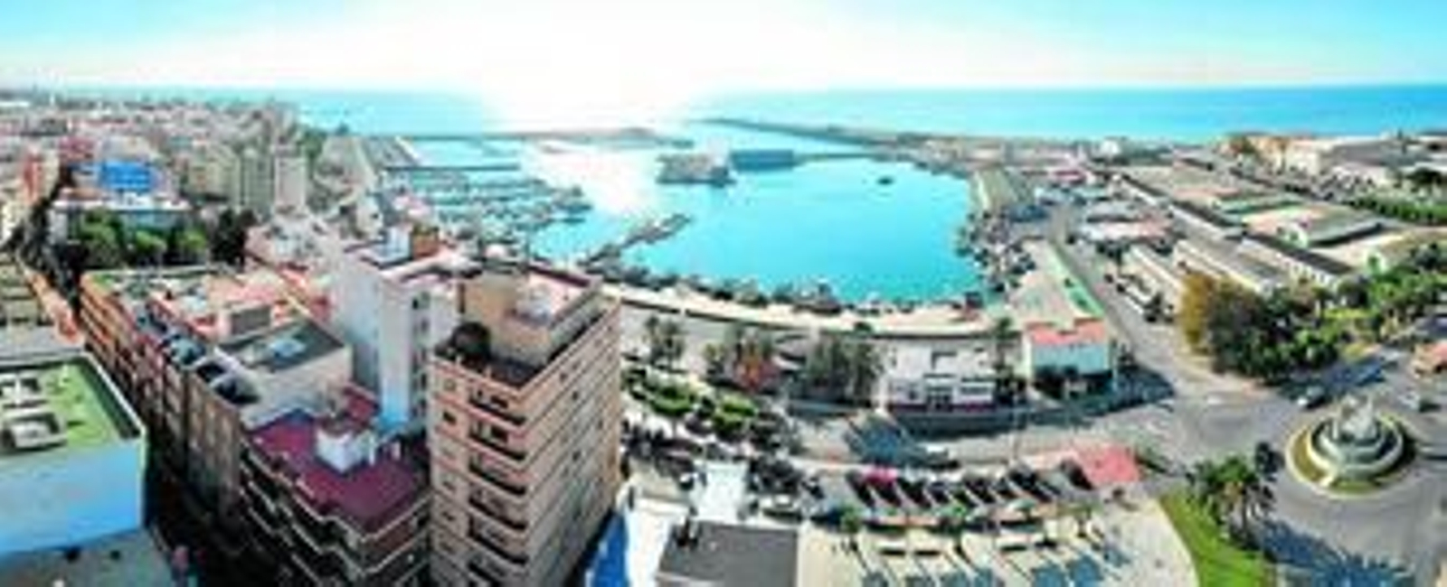 El recinto portuario está cerrado para controlar el acceso de viandantes y vehículos.