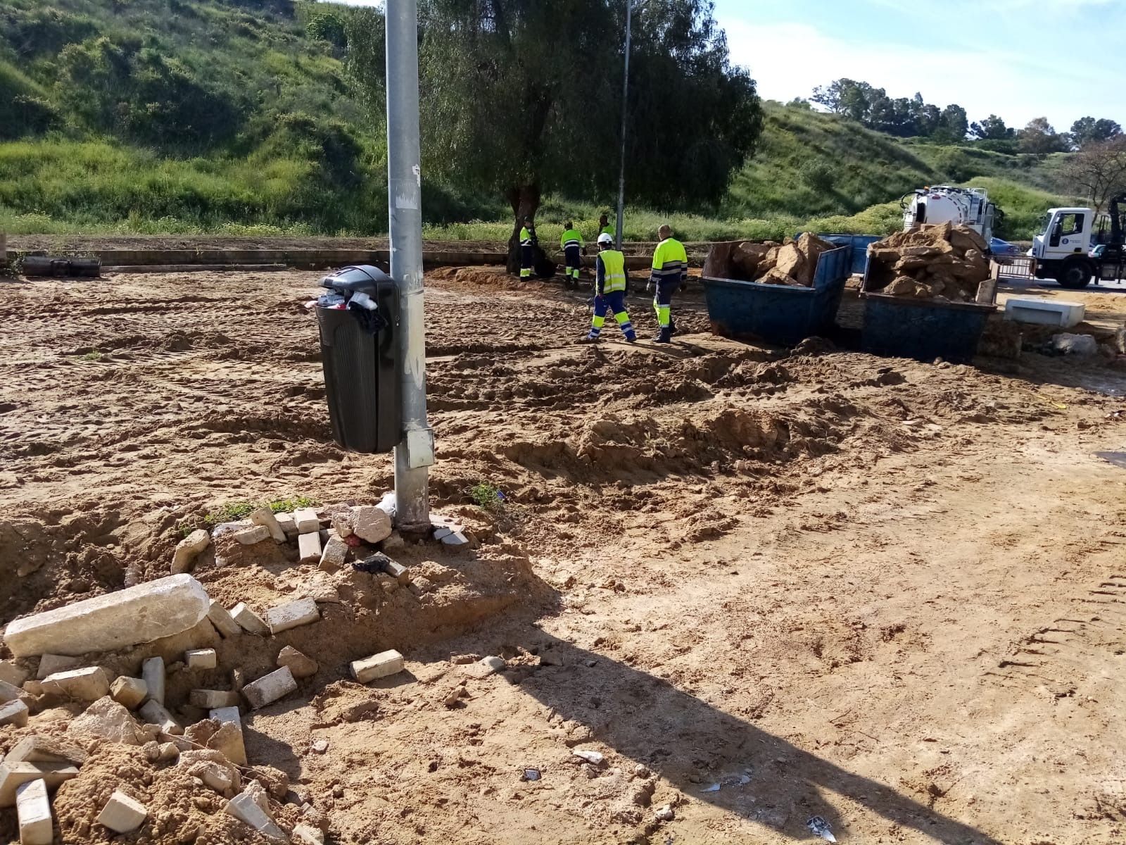 Varios operarios en la zona de actuación.