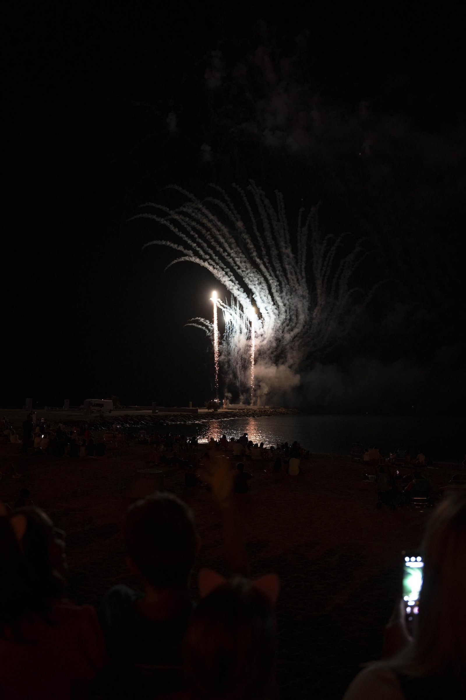 Las mejores imágenes del espectáculo piromusical que da cierre a la feria de Almería
