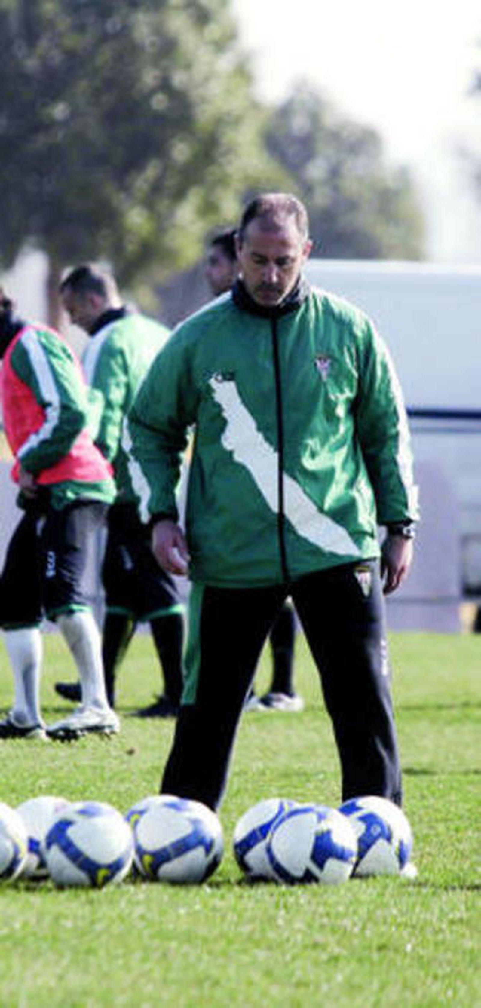 Luna Eslava observa un conjunto de balones en la Ciudad Deportiva Rafael Gómez.