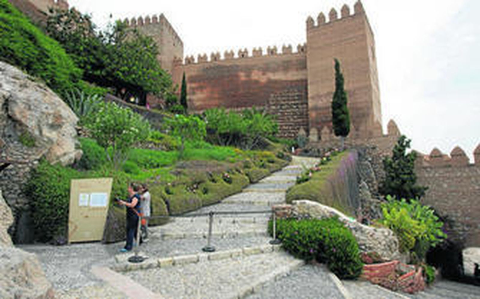 Las murallas sur de la Alcazaba llevan años con estas manchas que aparentan humedad.