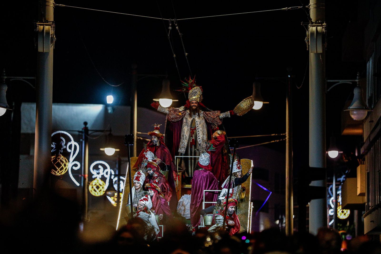 La insólita Cabalgata de Reyes de 2025, que se adelantó un día por la lluvia. En la imagen, el Rey Gaspar, representado por el artista Fran Ocaña
