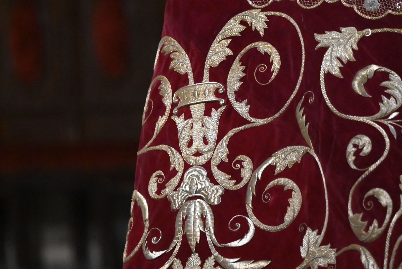 Las fotos de la presentación del manto de la Reina de los Mártires de Córdoba tras su restauración