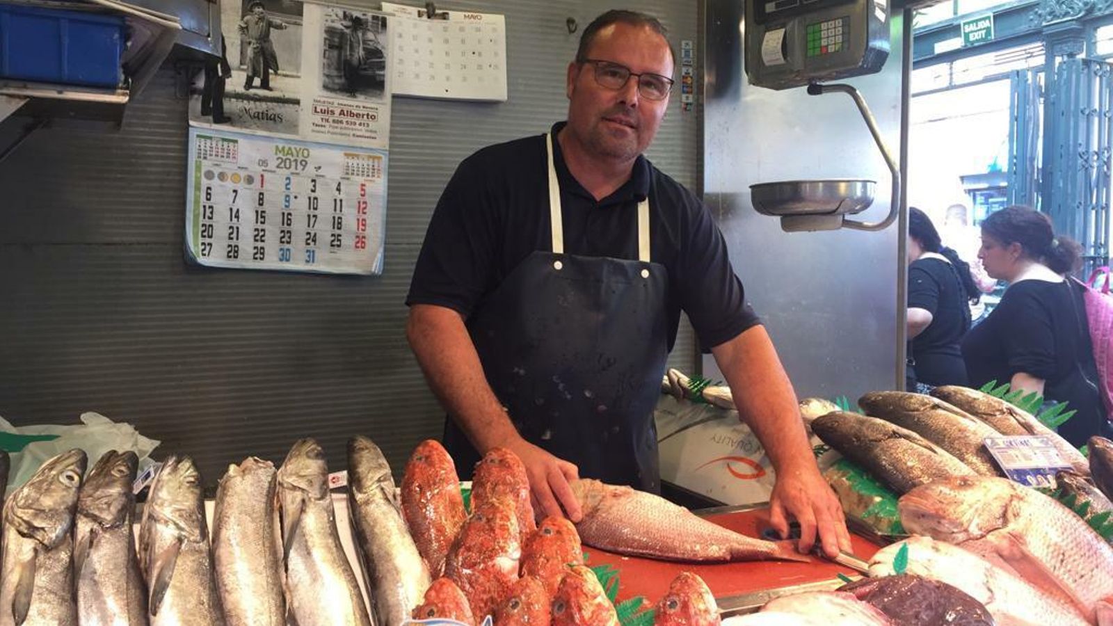 Manuel Belman con una hurta que acaba de limpiar.