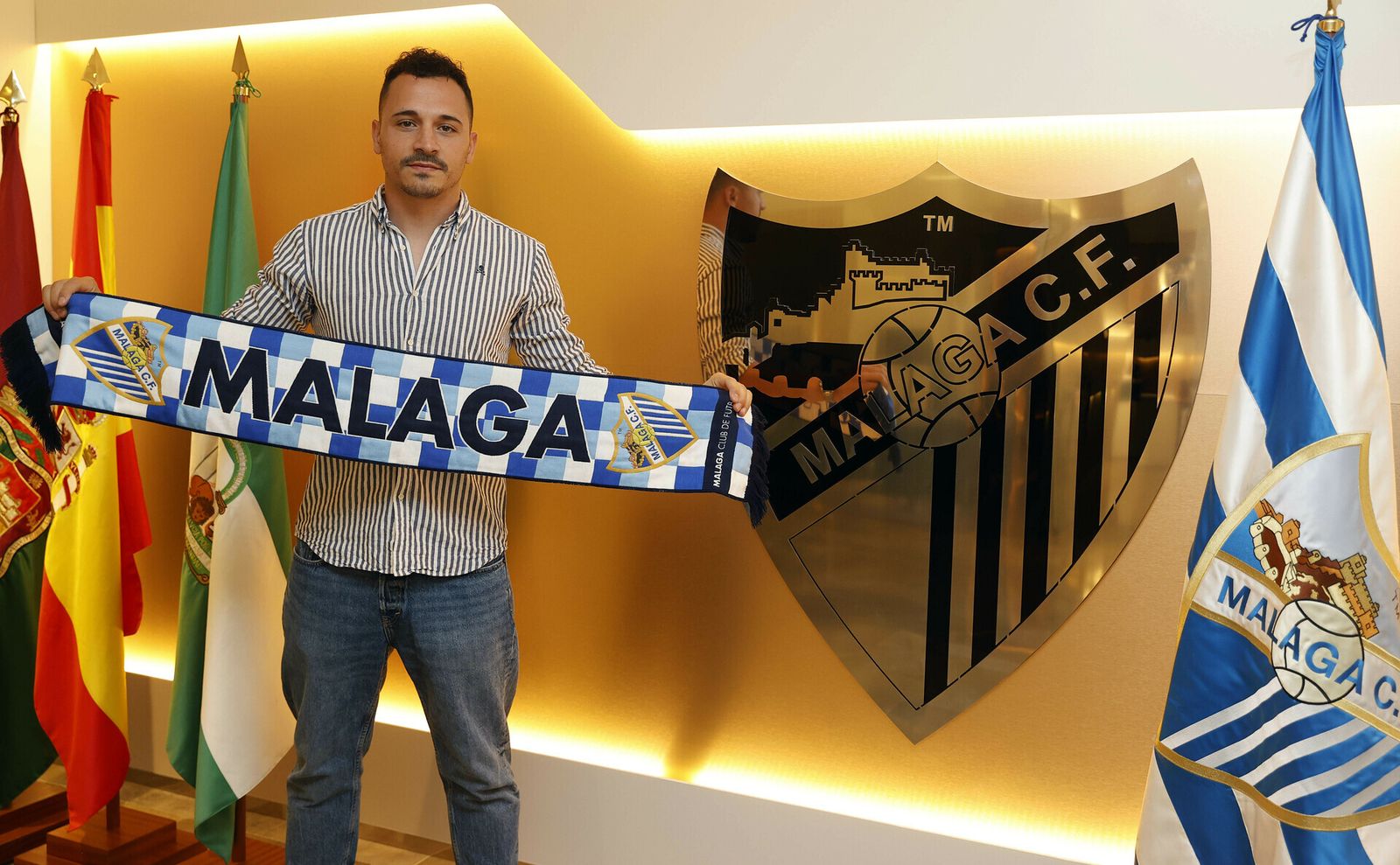 Alfonso Herreros posa como jugador del Málaga CF