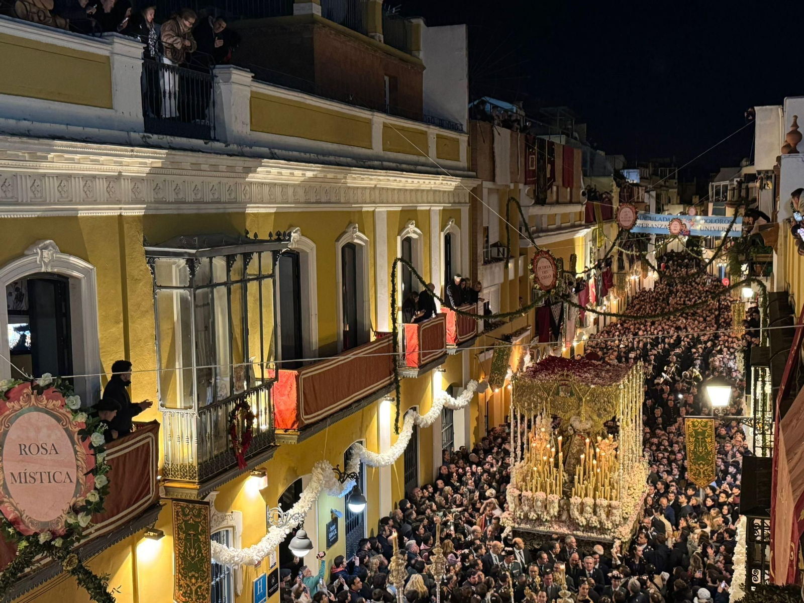 El regreso de la Macarena por la calle Parras