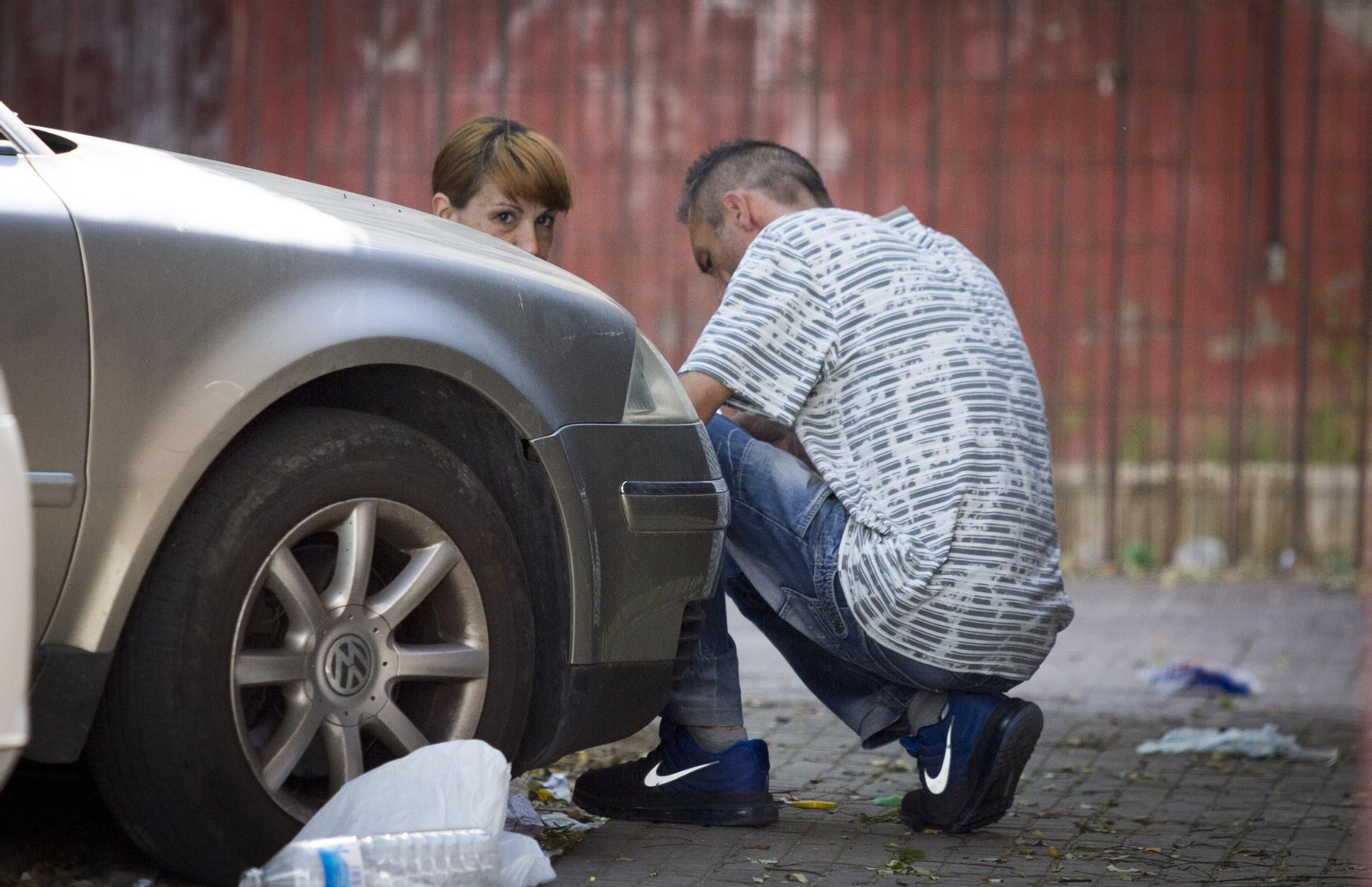 Dos toxicómanos consumen drogas en una calle del Polígono Norte.