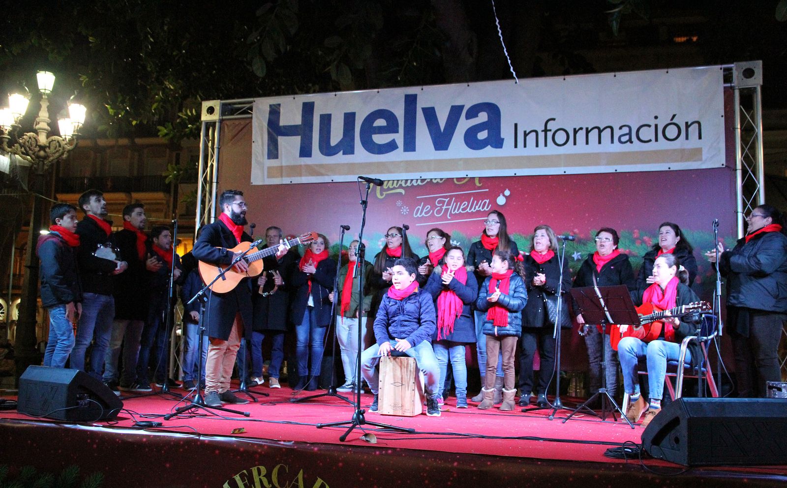 Actuación del Coro de Campanilleros desde La Orden en la plaza de las Monjas.