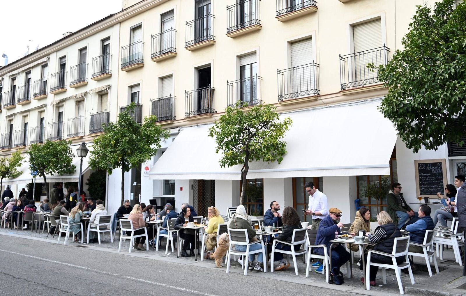 Terrazas llenas en la ribera.
