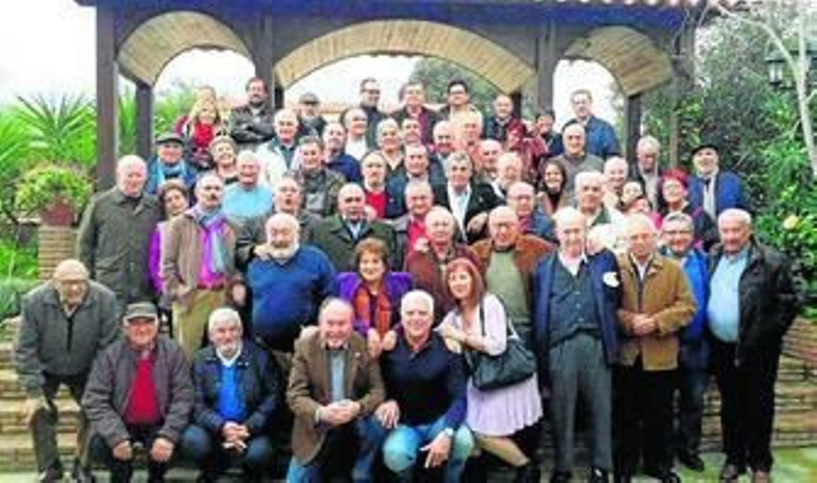 Los participantes en el encuentro anual de veteranos, en una foto de familia.