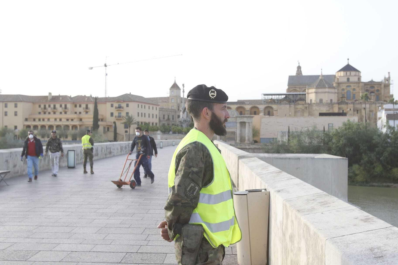 Un efectivo de la Brigada realiza labores de control en el Puente Romano.