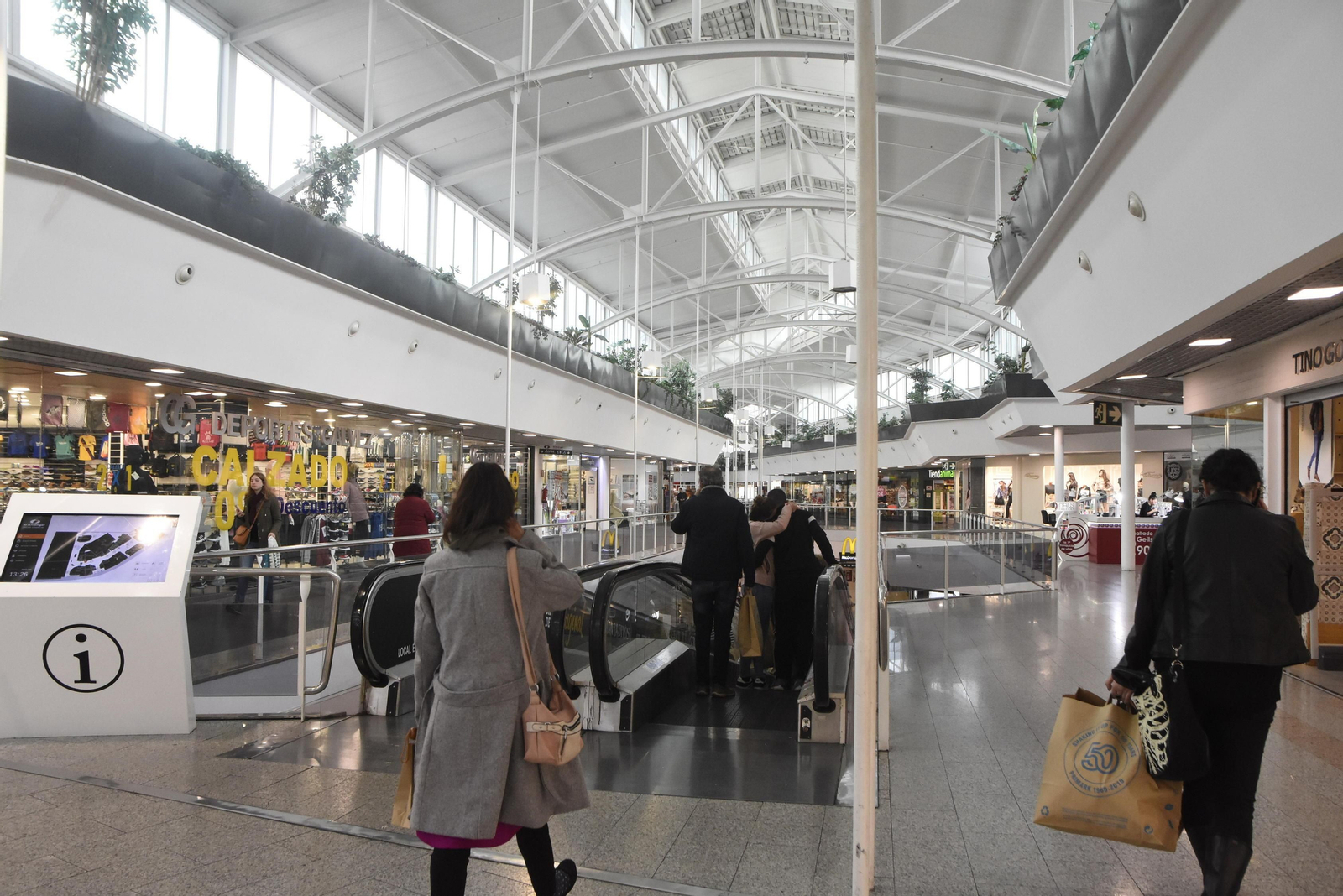 Interior del centro comercial El Arcángel de Córdoba.