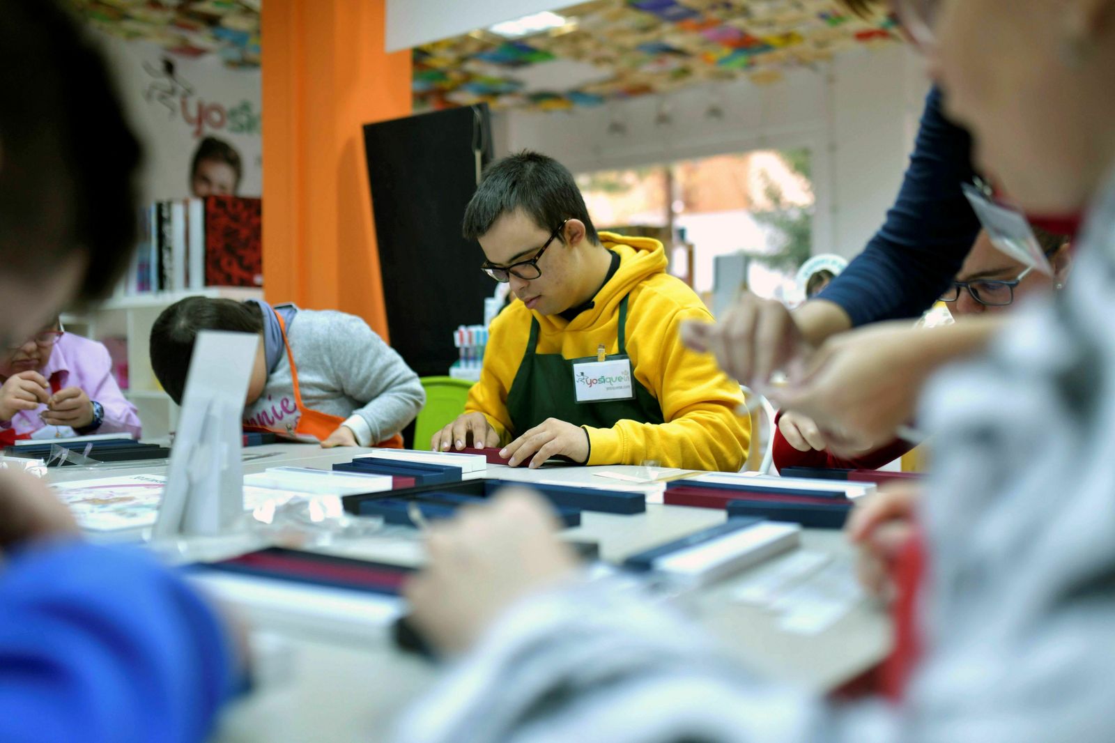 Un joven discapacitado intelectual trabaja en una de las empresas de la Fundación Prode.