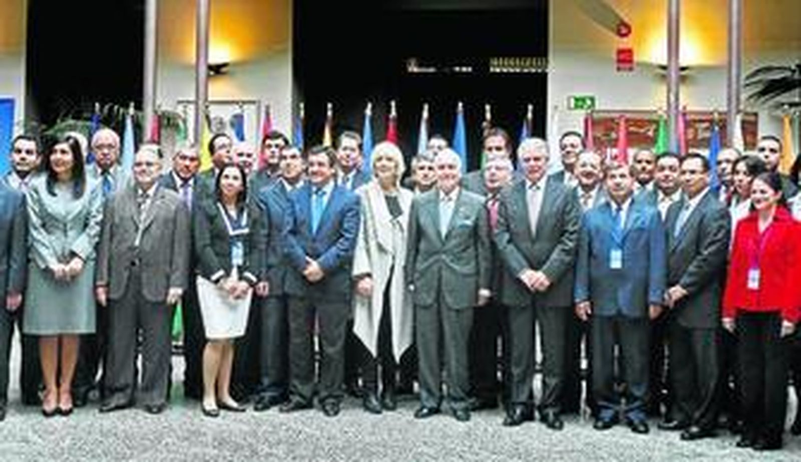 Los asistentes a la Cumbre Judicial Iberoamericana se hicieron una foto de familia junto a las autoridades en el patio del Palacio de Congresos.