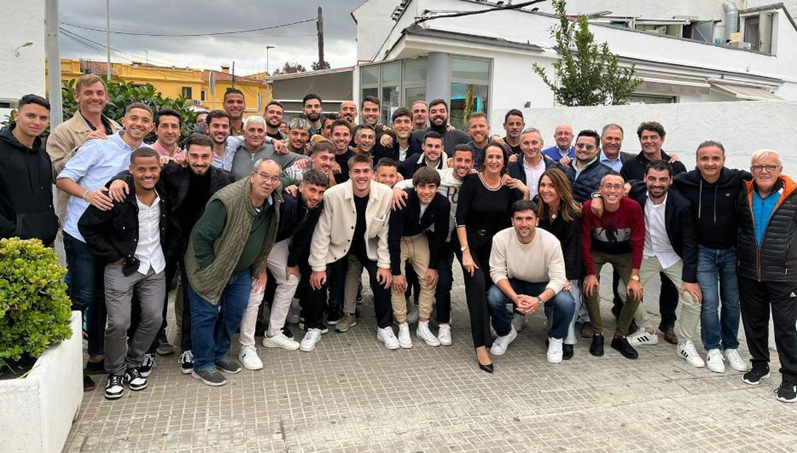 Los integrantes de la familia de la Balona, a las puertas del restaurante